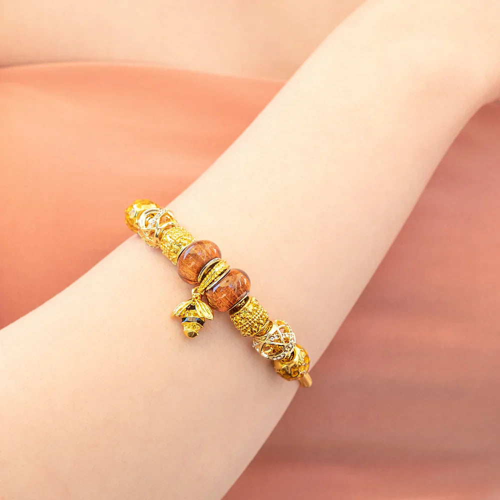 Diamond Style London - Charm Bracelet with bee in gold (Item code: Charmbrabeegold)